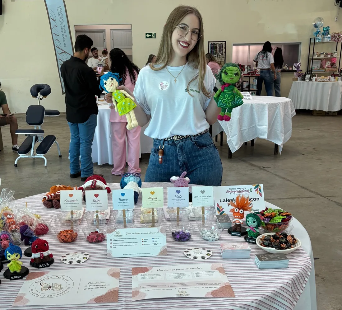 Laleska em seu estande com os cards de emoções Sentir para compreender